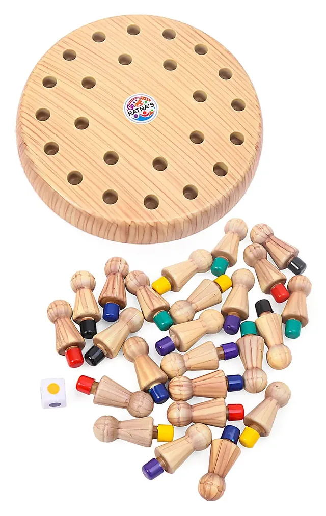 The empty round board above the 24 pawns and the colour die