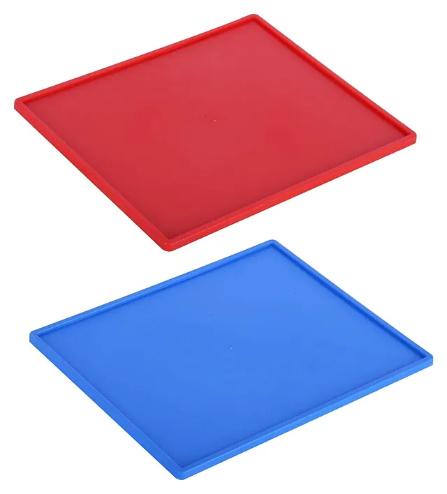 A red tray and a blue tray, one for each player