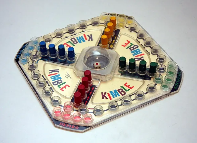 Kimble, the Finnish version of the game, with the same popping dice dome